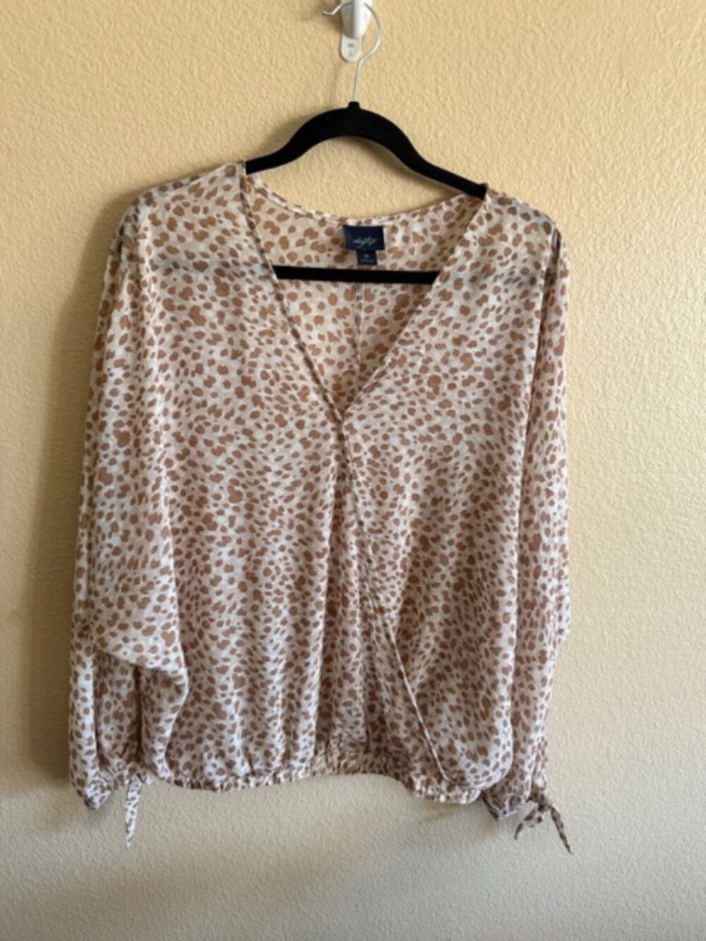 Daytrip semi-sheer leopard print crisscross top w/elastic bottom Size M